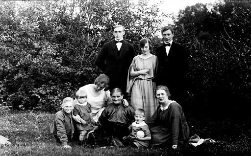 1923 Gruppbild utomhus.jpg - Gruppbild från 1923 från vänster: Holger Bergström Luleå, Stig, Hildur. Maria Norberg, Bo-Erik, Matilda Adolfsson i bakgrunden Knut Sjöberg, paret Lisa och John Victorin, Lisa är dotter till Matilda som är syster till Hildur.